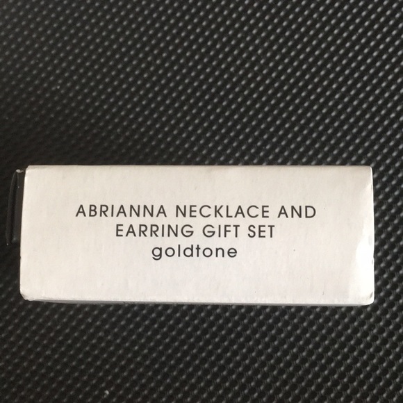 AVON Abrianna Necklace and earring gift set - Picture 2 of 3